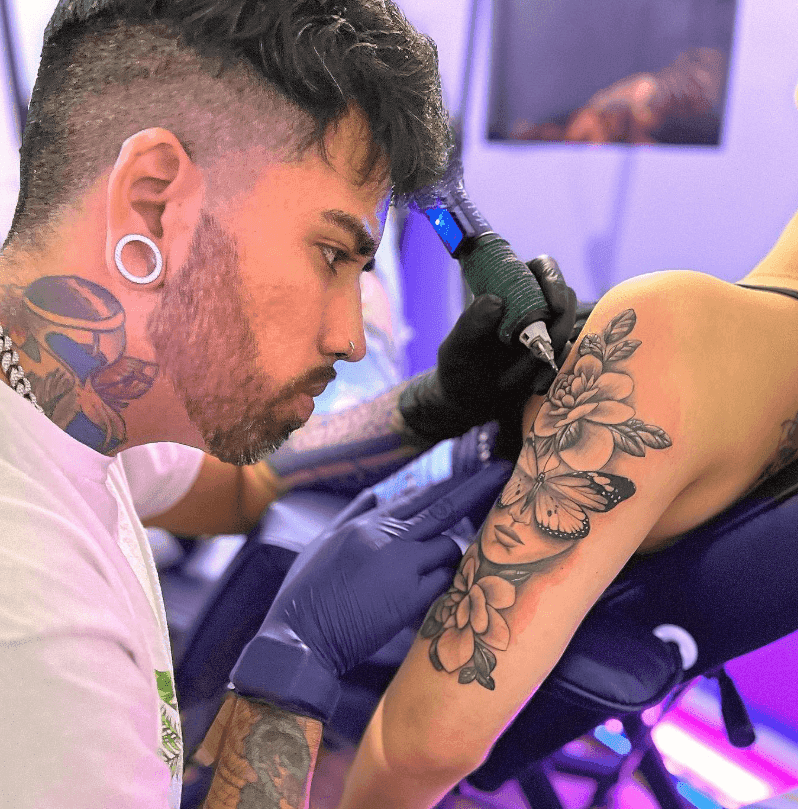 Raphael Salles tatuando