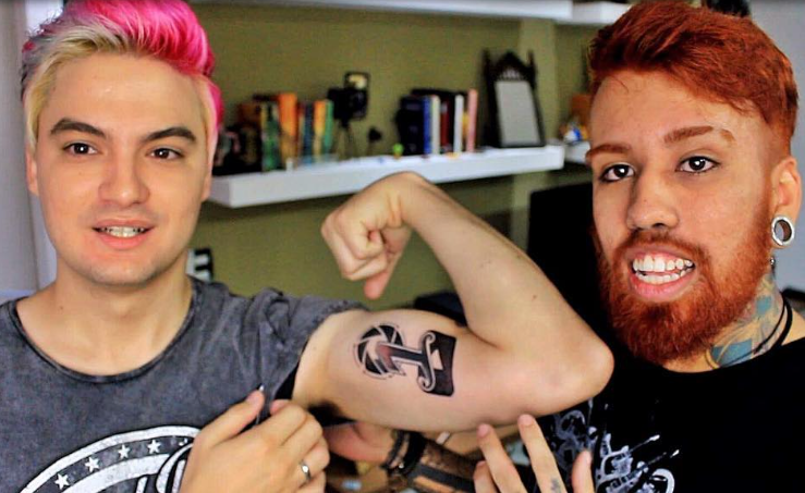 Salles tattooing Felipe Neto